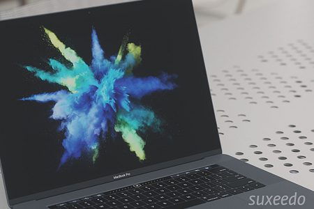 Laptop mit Hintergrundbild