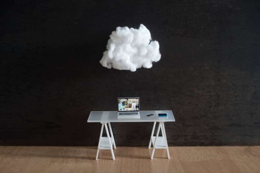 Schreibtisch mit einer Wolke darüber