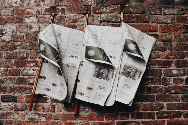 Zeitungen hängen an der Wand
