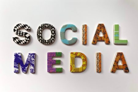 Social Media Schriftzug aus bunten Lettern
