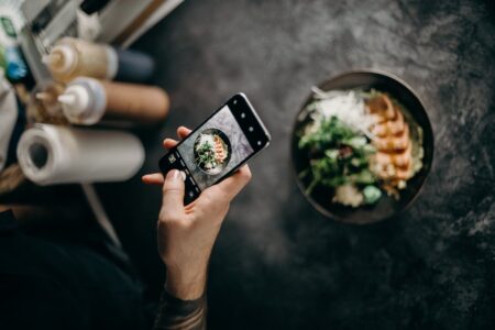 Smartphone fotografiert Essen