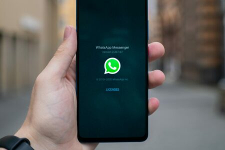 Smartphone mit Whatsapp Hintergrund