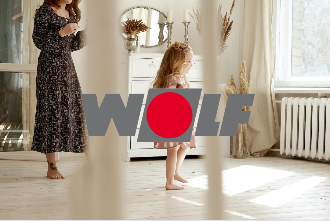 Familie Zuhause mit Wolf Logo