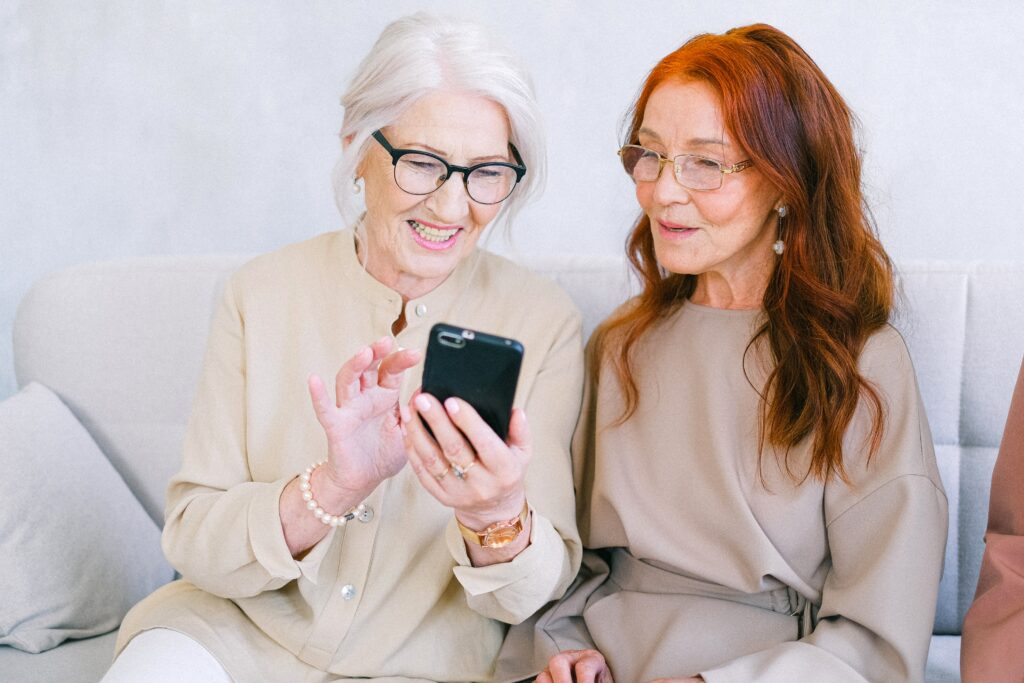 Zwei Frauen schauen gemeinsam auf ein Smartphone