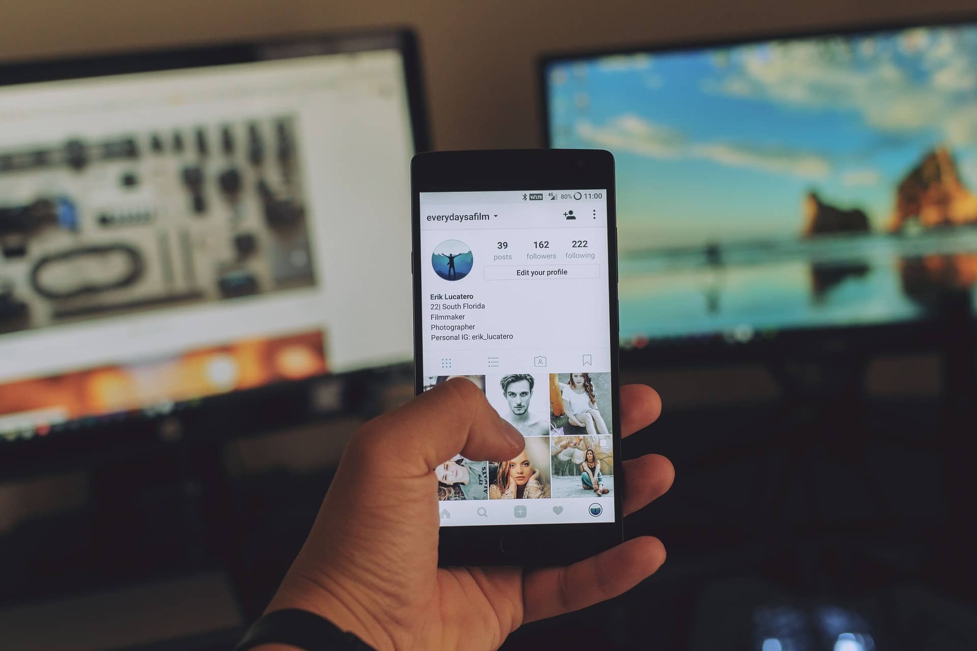 Smartphone mit einem Instagram Feed auf dem Bildschirm